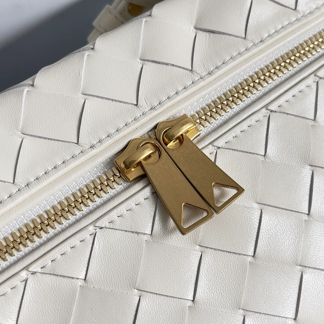 Batch 1360 Bottega Veneta 24 spring and summer woven zipper crossbody bag. A crossbody bag that can be used as a cosmetic bag. The exquisite weaving and compact body are an indispensable accessory for the upcoming summer. The double zipper also better protects the bag. It has a large capacity. If you like it, don’t miss it. Style number: 789109 Size: 22*12.5*5cm